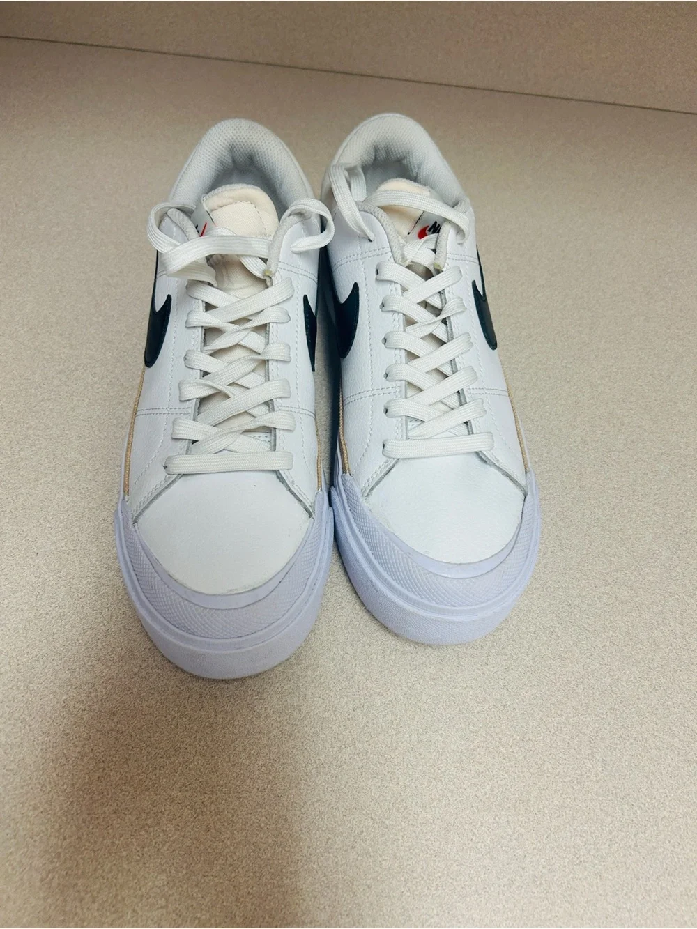 Nike Legacy Court size 9 Women's